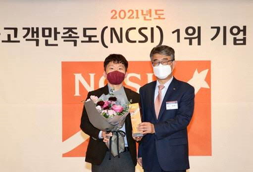 이기영 드림어스컴퍼니 대표(왼쪽)가 안완기 한국생산성본부 회장과 기념촬영을 하고 있다. 플로 제공